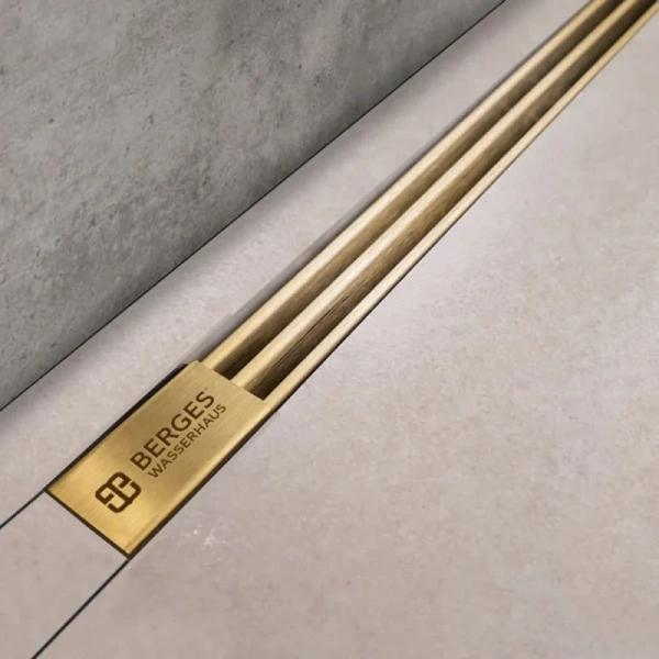 душевой трап (лоток) berges super slim 092153 70 см, с решеткой, щелевой, золотой