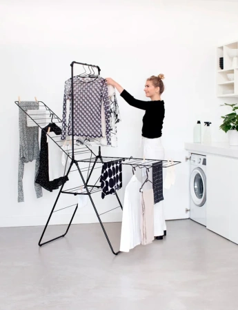 сушилка для белья brabantia hangon 403521 черная матовая, с перекладиной