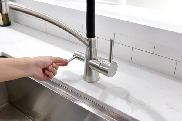 смеситель paulmark siegen si213111-ni для кухни, с подключением к фильтру, цвет никель \ черный